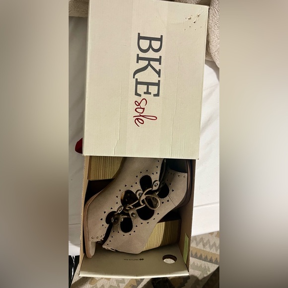 BKE Shoes - Women’s BKE Sole Gray Lace Up Heel Suede Sandal Size 8